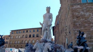 Floransa, İtalya, 10 Mayıs 2024: Piazza della Signoria 'daki Majestic Neptune Çeşmesi, Floransa - Rönesans Sanatı ve Mimarisi