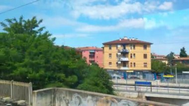 Bolonya, İtalya, 12 Mayıs 2024: Açık Bir Gün 'de Renkli İnşaat ve Tren Yolları ile Canlı Banliyö Mahallesi