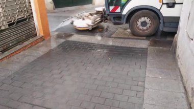 Lloret de Mar, İspanya, 3 Ekim 2024: Kentsel Sokak Temizleme Makinesi Şehir Bakımı ve Temizleme Eylemi