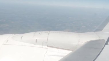 Uçağın Pencere Penceresinden Hava Görüntüsü Kanat ve Genişletici Ufuk