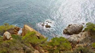 Kıyı Dinginliği: Rocky Shoreline ve Parıldayan Okyanus Dalgaları
