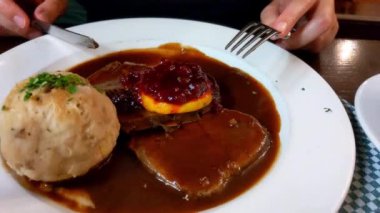 Baharatlı Biftek Akşam Yemeği Patates Köftesi ve Zengin Soslu Garnitür