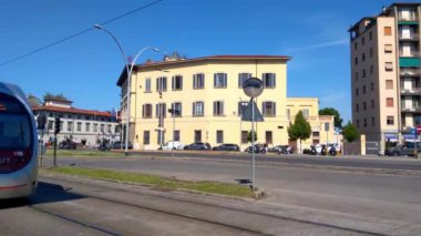 Floransa, İtalya, 10 Mayıs 2024: Canlı bir şehir manzarası, modern elementlerle çelişen klasik mimarinin yer aldığı bir tramvayı tasvir ediyor. Parlak gökyüzü ve tarihi