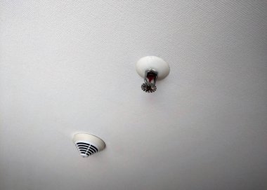 Tavana monte edilmiş fıskiye ve duman dedektörü gerekli bir yangın güvenlik sistemi oluşturur. Fıskiye su boşaltmaya hazır. Bu arada detektör de dumanı tespit edip bina güvenliğini ve acil durum müdahalesini sağlayacak..