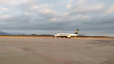 Girona, İspanya, 5 Ekim 2024: Sunset 'te Dramatik Gökyüzü Altında Ryanair Uçak Seyahat ve Havacılık Konsepti