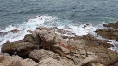 Huzur ve Doğa Temalı Tasarımlar İçin Rocky Sahil Kıyısı Kayalıklarına Dalgalar Düştü