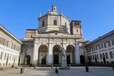 Milan, İtalya, 2 Aralık 2024: San Lorenzo Maggiore, tarihi mimarinin çarpıcı bir örneği, Milano, İtalya 'da görkemli bir şekilde duruyor. Büyük kubbesi, karmaşık dış görünüşü ve çarpıcı çan kulesiyle zengin kültürel ve arkeolojik...