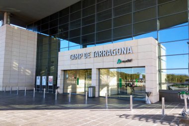Tarragona, İspanya, 30 Aralık 2024: Camlar ve minimalist yapılar ile çağdaş mimari tasarım sergilenen Tarragona tren istasyonunun dış görünüşü. İstasyon tarragona, İspanya ve Underlin 'de kilit bir ulaşım merkezi olarak hizmet vermektedir.
