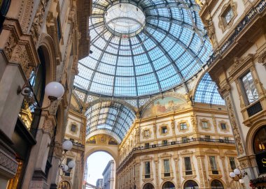 Milan, İtalya, 1 Aralık 2024: Milano 'daki ikonik galeri vittorio emanuele ii' nin iç görünümü, cam kubbeli çatısını ve ayrıntılı mimari tasarımlarını gözler önüne serdi. Tarihi alışveriş salonu zarafet ve klasik italyan mimarisini temsil eder..