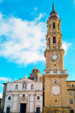 Zaragoza, İspanya, 27 Aralık 2024: Canlı mavi gökyüzüne karşı kurulmuş tarihi bir katedral kulesinin çarpıcı manzarası, karmaşık mimari ayrıntılar. İmaj, dini ve kültürel mirasın ihtişamını ve zamansız güzelliğini vurgular..