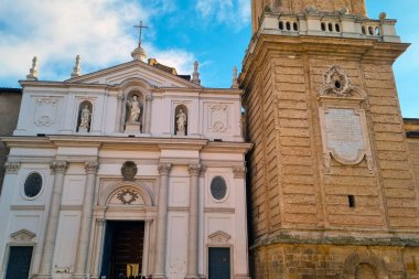 Zaragoza, İspanya, 27 Aralık 2024: Klasik mimarinin sergilendiği tarihi kilise cephesi, doğal güneş ışığıyla aydınlatılmış heykeller ve karmaşık ayrıntılarla tamamlanmış. Bitişik kule, olay yerine dikey zarafet ekler. Seyahat için mükemmeldir.