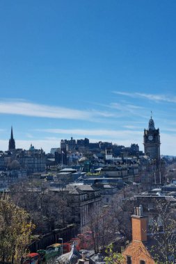 Edinburgh, İskoçya, 1 Nisan 2025: Edinburgh 'a tepeden bakan bu şehir tarihi mimarisini gözler önüne seriyor, ünlü bir kale ve saat kulesi de dahil. Gökyüzü açık mavi gökyüzü altında modern ve eski binaları harmanlıyor ve şehrin zenginlerini yakalıyor.