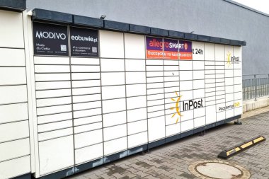 Wroclaw, Polonya, 13 Şubat 2025: 24 saat erişimi olan güvenli ve irtibatsız bir teslimat sunan açık hava paketi. Birden fazla perakendecinin tanınmış markaları ve kullanıcı dostu tasarımı kentsel alanlarda verimli son mil çözümleri sunuyor.