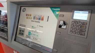Barcelona, İspanya, 31 Aralık 2024: Hızlı Banliyö Aktarımları için Tren Bilet Otomat Arayüzü
