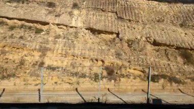 Demir Çitli Engebeli Kaya Surat - Doğal Erozyon Şablonları ve Bariyer Kavramı