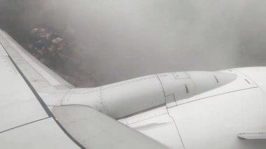 Seyahat ve Havacılık için Bulutlu Gökyüzü Üzerindeki Uçak Kanadı 'ndan Hava Görüntüsü