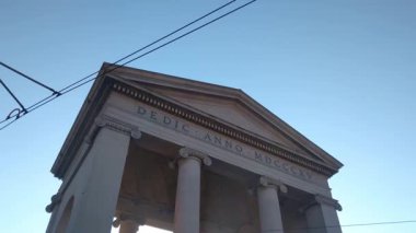 Milan, İtalya, 2 Aralık 2024: Şehir Fotoğraf Ayarı 'nda Neoklasik Mimarlık