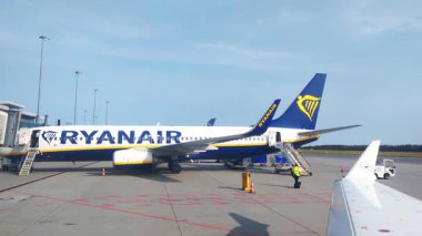 Wroclaw, Polonya, 29 Eylül 2024: Ryanair Airplane Havaalanı Pistinde Seyahat ve Ulaşım İçin Açık Bir Gün
