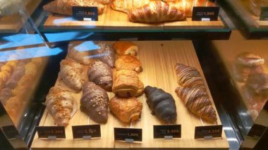 Fırında çeşitli hamur işleri - Taze kruvasan ve çikolata ikramları