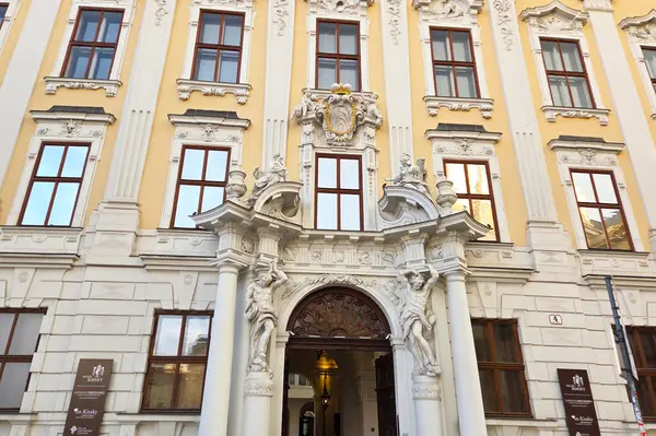 Viyana, Avusturya, 3 Mayıs 2025: Karmaşık oymalar, büyük giriş ve simetrik pencerelerin yer aldığı tarihi barok bina cephesi. Süsleme sanatsal ayrıntıları vurguluyor, mimari çalışmalar, seyahat broşürleri ve kültürel kaşifler için uygun