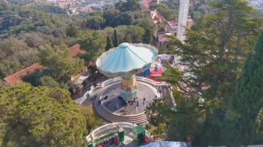Barselona, İspanya, 2 Ocak 2025: Yeşilliğin Ortasında Havadan Gösterilen Eğlence Parkı Atlıkarınca