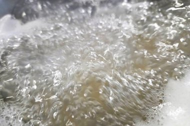 Kaynayan su gösteriminin detaylı bir yakın çekimi kaynama ve girdap hareketi mutfak ve yemek temaları için mükemmel. Eğitim materyalleri, yemek blogları ve mutfakla ilgili projeler için ideal.