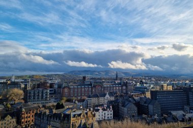 Edinburgh, İskoçya, 29 Mart 2025: Dramatik bir gökyüzü altında ikonik mimarisini gösteren Edinburgh 'un nefes kesici manzarası. Tarihi ve modern binaların karışımı, şehrin zengin mirasına bir göz atma fırsatı sunuyor.