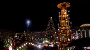 Dresden, Almanya, 7 Aralık 2024: Aydınlatılmış Noel Piramidi ve Noel Ağacı ile Noel Pazarı 'nda Kutlama Gecesi