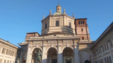 Milan, İtalya, 2 Aralık 2024: Milano 'daki San Lorenzo Maggiore Kilisesi' nin Tarihi Mimarisi