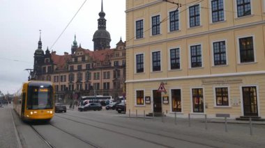 Dresden, Almanya, 7 Aralık 2024: Tram ve Tarihsel Mimarisi olan Kentsel Şehir