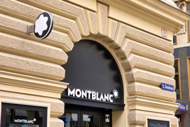 Viyana, Avusturya, 5 Mayıs 2025: Montblanc mağazası dekoratif mimari ayrıntılara karşı özel siyah beyaz bir logo seti içeriyor. Klasik tasarım ve taş işçiliği, lüks markaların kentsel ortamda yerleşmiş varlıklarını vurguluyor..