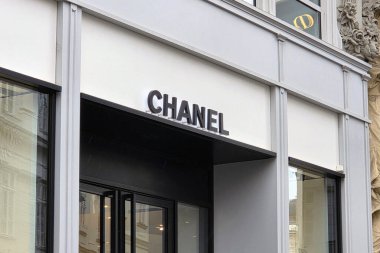 Viyana, Avusturya, 5 Mayıs 2025: Markanın logosunun yer aldığı bir Chanel butiğinin şık mağazası. Şık bir şehir ortamında geniş pencereli, minimalist bir dış tasarım sergiliyor. Lüks moda eğilimini yansıtır.