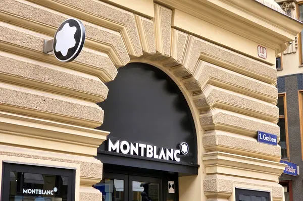 Viyana, Avusturya, 5 Mayıs 2025: Montblanc mağazası dekoratif mimari ayrıntılara karşı özel siyah beyaz bir logo seti içeriyor. Klasik tasarım ve taş işçiliği, lüks markaların kentsel ortamda yerleşmiş varlıklarını vurguluyor..