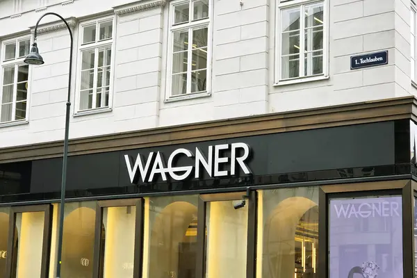 Viyana, Avusturya, 5 Mayıs 2025: Wagner mücevher markası sergilenen şık kentsel mağaza, simetrik mimari ve yumuşak ışıklı pencereler. Perakende tasarım ilhamı, marka teması ve şehir estetiği için ideal.