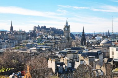 Edinburgh, İskoçya, 1 Nisan 2025: Edinburgh 'un gökyüzü manzaralarının panoramik bir görüntüsü tarihi mimari ve modern şehir manzaralarının bir karışımı. Ufuk çizgisine hükmeden ikonik şato aşağıdaki hareketli şehre tarihin bir dokunuşunu daha ekliyor..