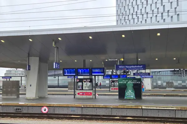 Viyana, Avusturya, 5 Mayıs 2025: Wien Hauptbahnhof 'daki çağdaş bir tren istasyonu platformu dijital ekran ve reklam panellerine sahiptir. Kurulum modern mimari, kablolar ve parlak tabelalar içeriyor, hareketli bir kentsel tramvay yaratıyor