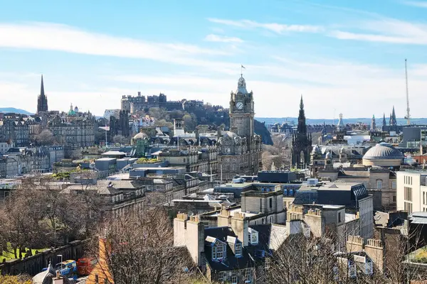 Edinburgh, İskoçya, 1 Nisan 2025: Edinburgh 'un gökyüzü manzaralarının panoramik bir görüntüsü tarihi mimari ve modern şehir manzaralarının bir karışımı. Ufuk çizgisine hükmeden ikonik şato aşağıdaki hareketli şehre tarihin bir dokunuşunu daha ekliyor..