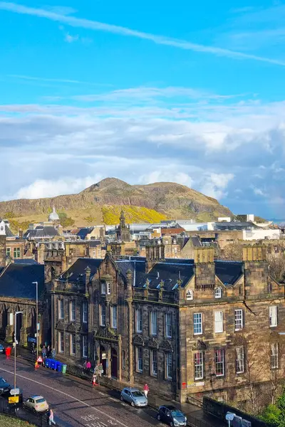 Edinburgh, İskoçya, 29 Mart 2025: Edinburgh 'un tarihi mimarisini Arthur' un koltuğunun doğal güzelliğine karşı gösteren canlı manzara. açık mavi gökyüzü bu ikonik İskoçya manzarasının cazibesini arttırır..