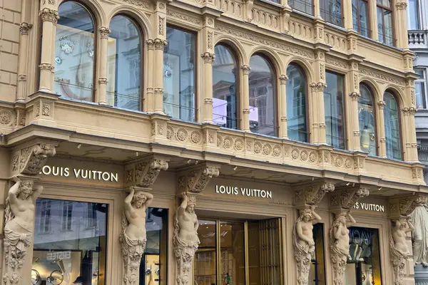 Viyana, Avusturya, 5 Mayıs 2025: Tarihi, karmaşık tasarlanmış bir binada lüks moda mağazası önü. Süslü mimaride ayrıntılı oymalar, büyük pencereler ve klasik heykeller yer alıyor, yüksek moda ve klasik Desi 'nin füzyonunu sergiliyorlar.