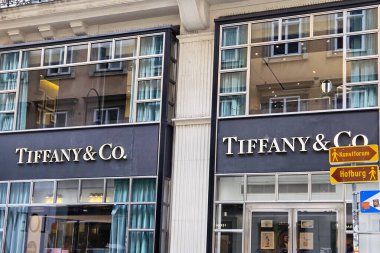 Viyana, Avusturya, 5 Mayıs 2025: Zarif Tiffany kooperatifi kentsel bir sokakta gelişmiş mimari ve premium markalar sergiliyor, büyük cam pencereler ve klasik işaretlerle vurgulanıyor ve lüks bir alışveriş atmosferi yaratıyor..