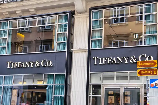 Viyana, Avusturya, 5 Mayıs 2025: Zarif Tiffany kooperatifi kentsel bir sokakta gelişmiş mimari ve premium markalar sergiliyor, büyük cam pencereler ve klasik işaretlerle vurgulanıyor ve lüks bir alışveriş atmosferi yaratıyor..