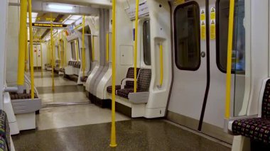 Londra, İngiltere, 23 Nisan 2024: Sarı Polonyalılar ve Boş Koltuklu Modern Şehir Metro İçişleri