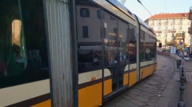 Milan, İtalya, 2 Aralık 2024: Avrupa 'da Cobblestone Caddesi üzerindeki Şehir Tramvayı