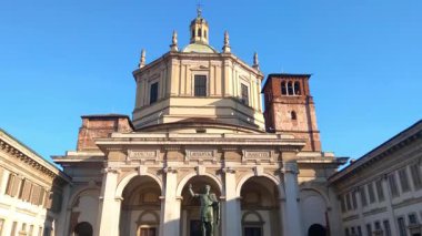 Milan, İtalya, 2 Aralık 2024: Açık Mavi Gökyüzüne Karşı Heykeli ve Kemerleriyle Tarihi Bazilika