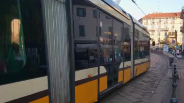Milan, İtalya, 2 Aralık 2024: Avrupa 'da Cobblestone Caddesi üzerindeki Şehir Tramvayı
