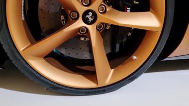 Modena, İtalya, 14 Mayıs 2024: Altın Alloy Rims ve Pirelli Lastikleri ile Lüks Spor Araba Tekerleği