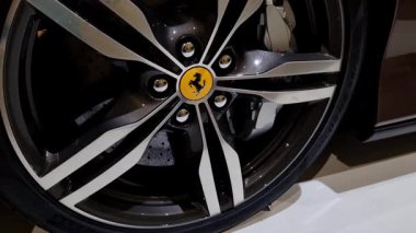 Modena, İtalya, 14 Mayıs 2024: Otomotiv Tutkunları İçin İkonik Logolu Lüks Spor Araba Tekerleği Tasarımı