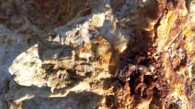 Arkaplan ve Tasarım Kullanımı için Sert Kaya Yüzeyi ile Doğal Mineral Dokusu