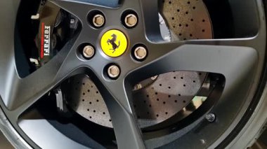 Modena, İtalya, 14 Mayıs 2024: Yüksek Performans Fren Sistemi ile Parlak Ferrari Alloy Wheel