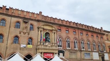 Bologna, İtalya, 13 Mayıs 2024: Bologna 'daki Tarihi Palazzo d' Accursio - Mimarlık ve Miras